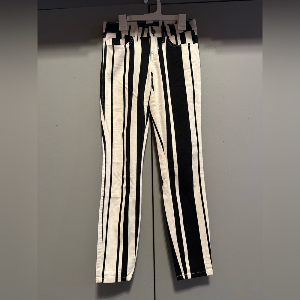 GUESS - Black & White Stripe Brittany Jegging (Size 24)